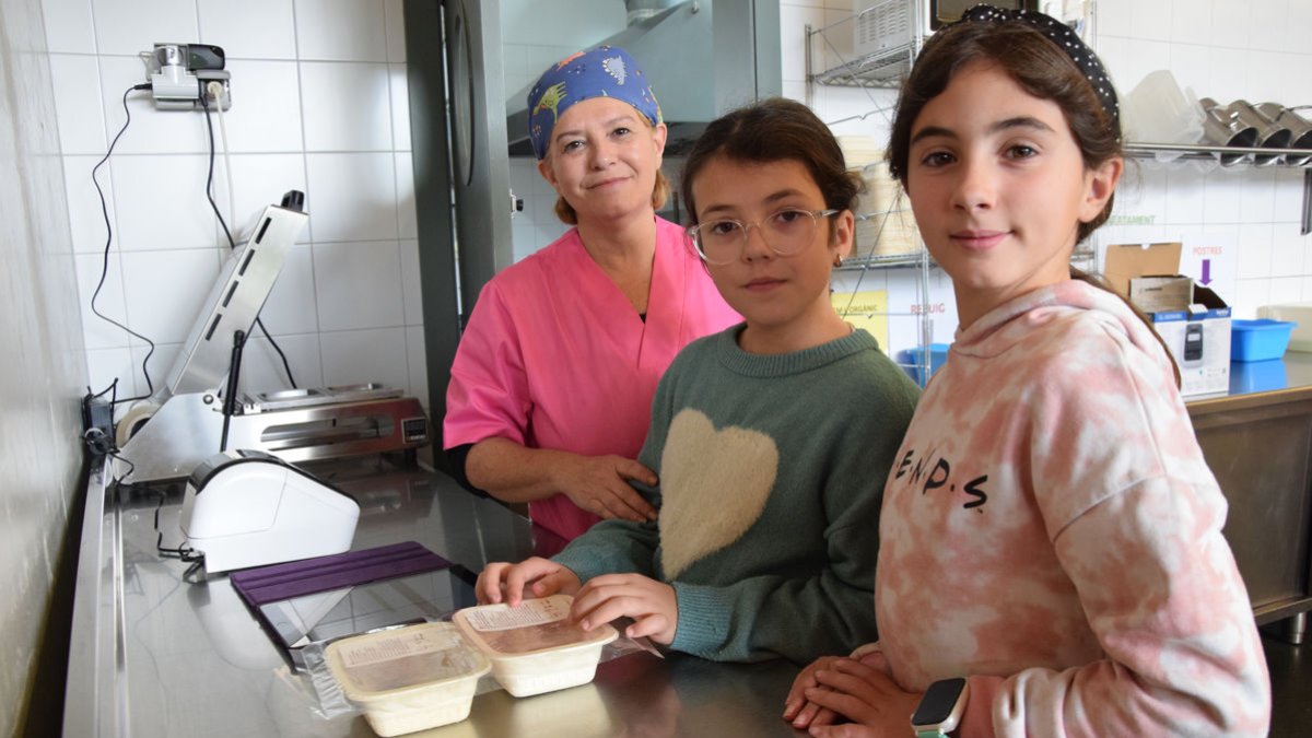 Voluntariat ■ Alumnes del cicle mitjà i superior d’aquest centre que s’ofereixin com voluntaris seran els encarregats d’etiquetar cada matí les racions sobrants del dinar del dia anterior.  - C.SANS