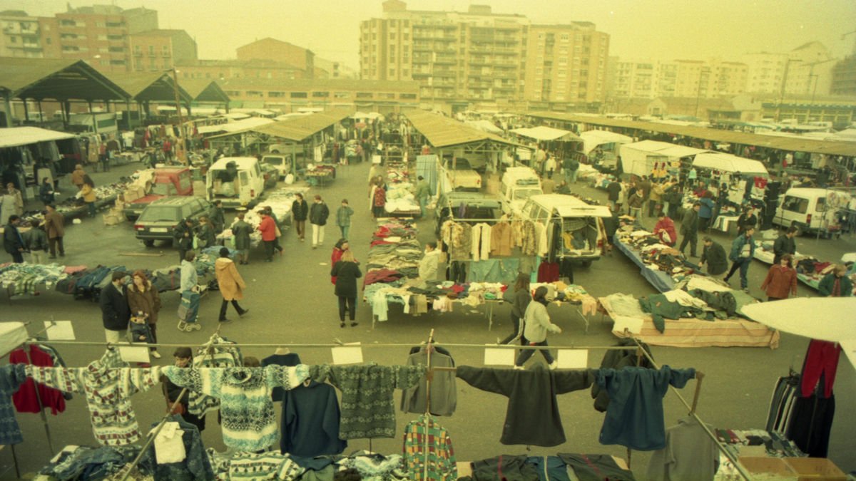 Desde 1967, el actual espacio donde está la Llotja estaba ocupado por el mercado central y cada sábado por las paradas que se trasladaron al actual aparcamiento Barris Nord en 2003.- MAGDALENA ALTISENT