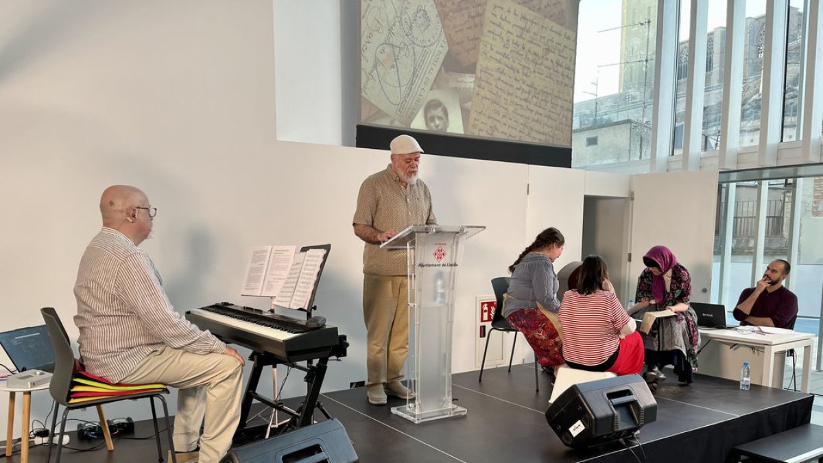 Recital ‘Cartes amagades’, ayer en el Morera, una actividad paralela a la muestra de Francesc Abad. - VERÒNICA GISTAU