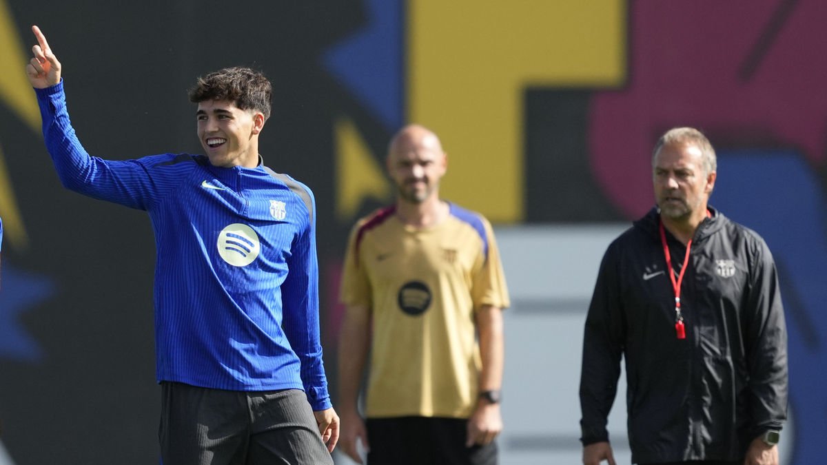 Hansi Flick, durant un entrenament. - EFE/ALEJANDRO GARCÍA