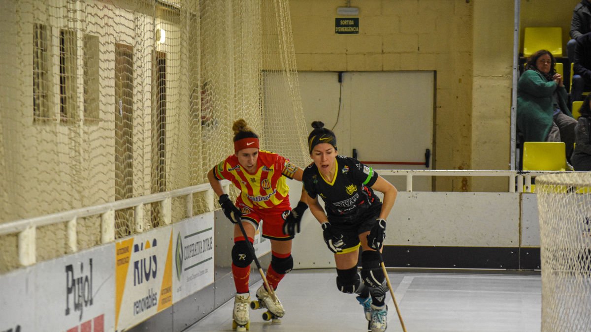 Luchi Agudo, que firmó un ‘hat trick’, controla una bola detrás de la portería del Manlleu. - CLARA LIÁÑEZ