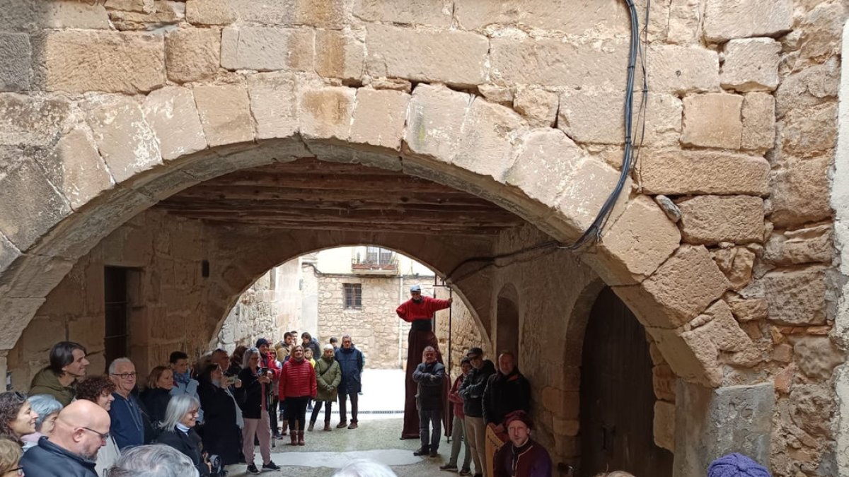 Visitas teatralizadas para explicar las construcciones de piedra seca y la historia de Torrebesses. - AJUNTAMENT DE TORREBESSES