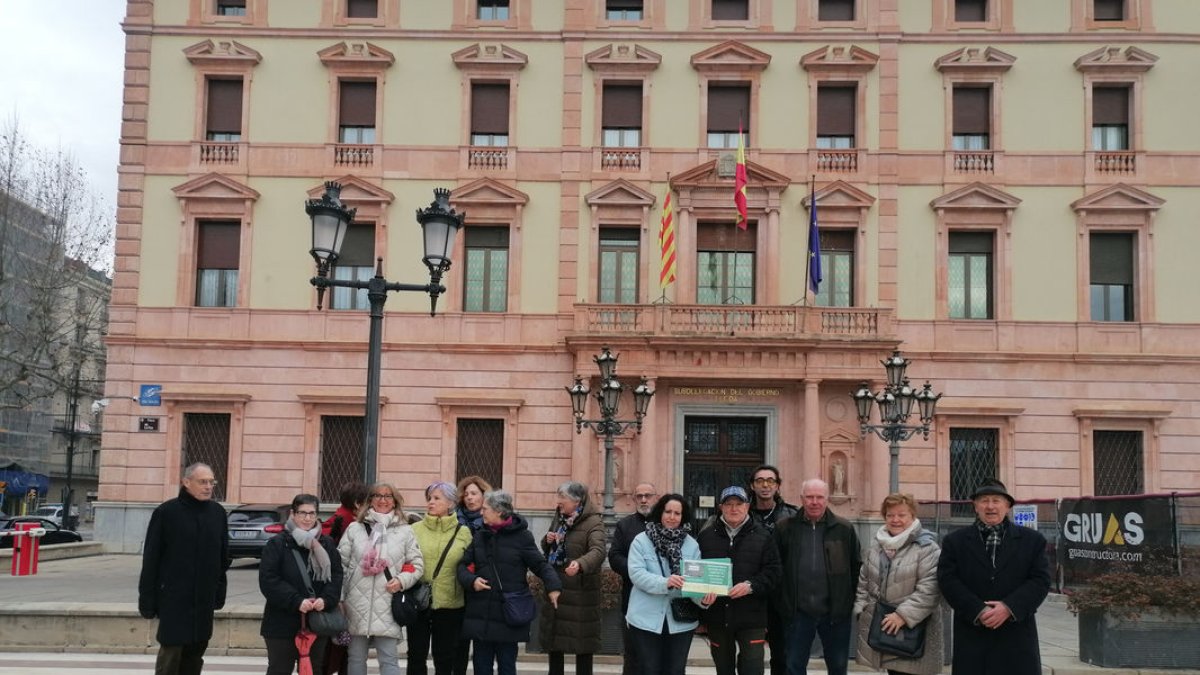 Los funcionarios que se concentraron ayer ante la subdelegación del Gobierno de Lleida. - S.E.