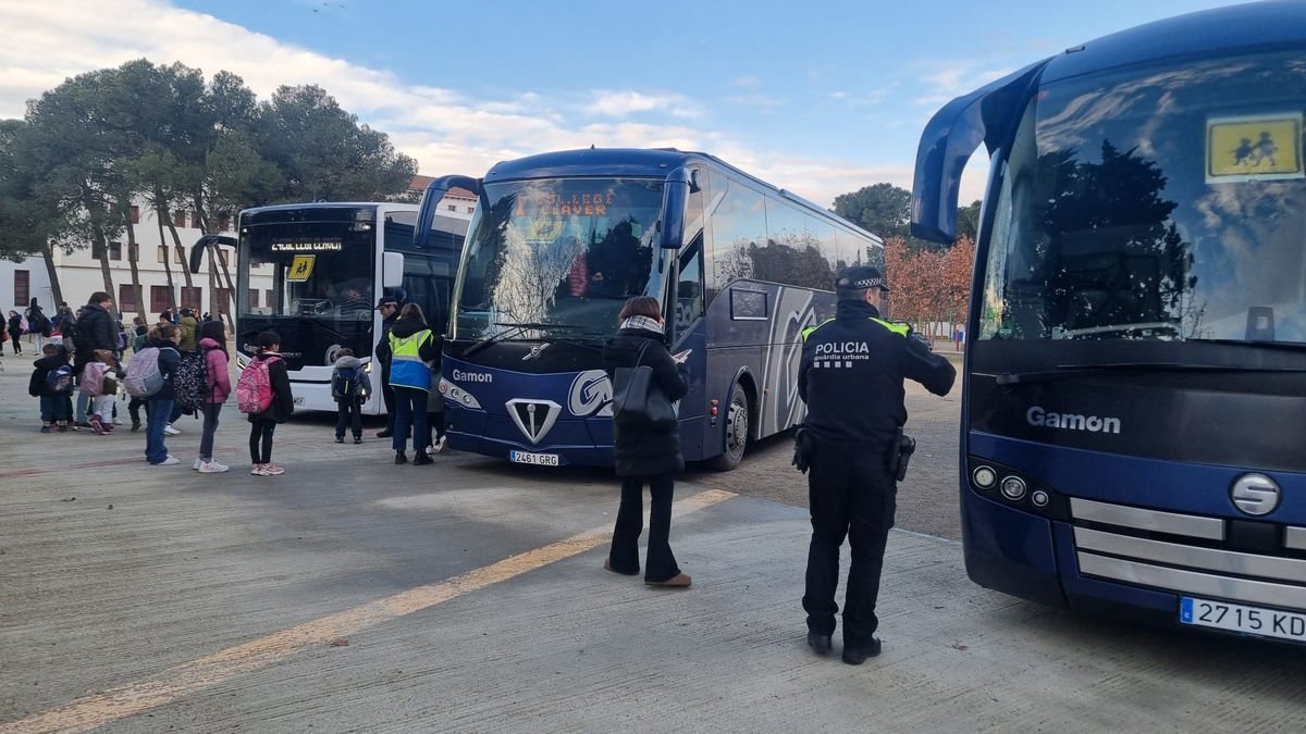 La Guardia Urbana, inspeccionando varios autocares de transporte escolar. - AJUNTAMENT DE LLEIDA