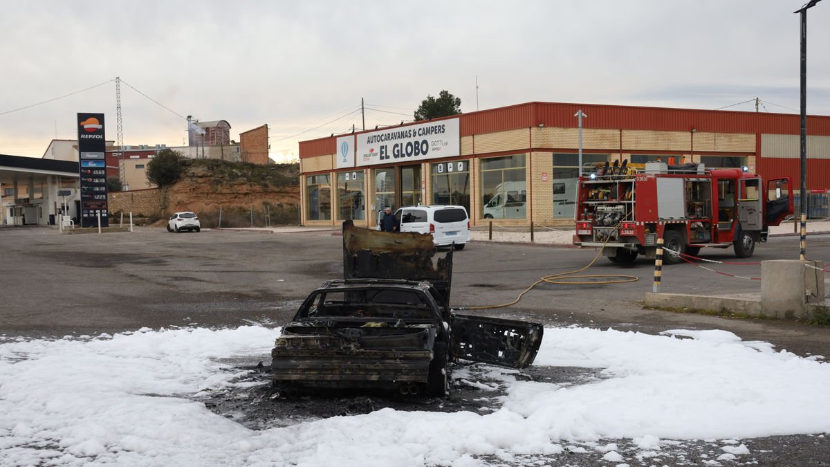 Un cotxe va quedar calcinat prop d’una gasolinera situada vora l’A-2 a Soses. - IGNASI GÓMEZ