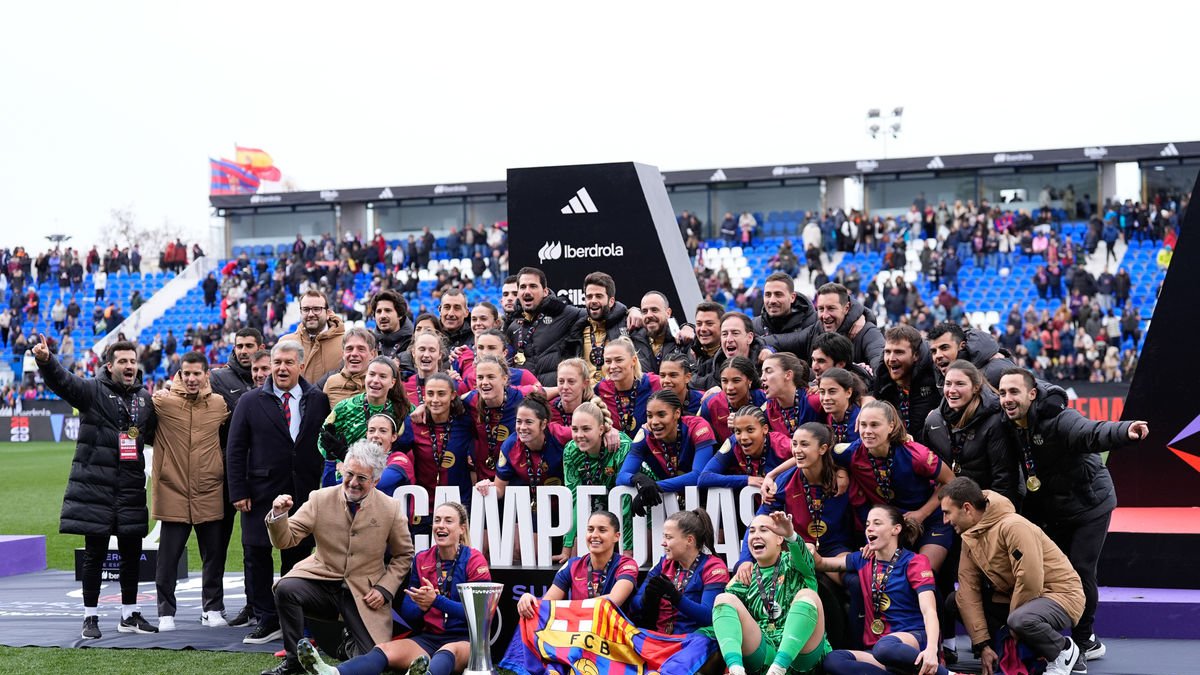 Les jugadores i el cos tècnic del Barça celebren el títol de campiones de la Supercopa sobre la gespa de Butarque. - AFP7 / EUROPA PRESS