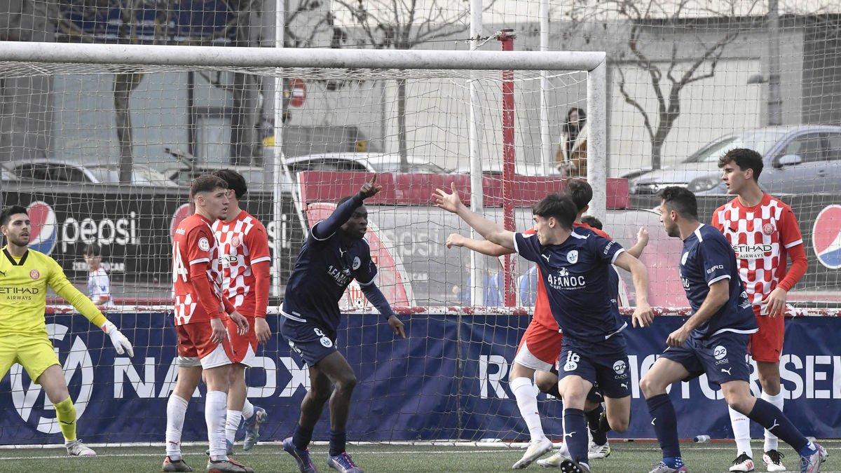 Roger Alcalà celebra el gol que reducía diferencias en los últimos minutos. - SANTI IGLESIAS