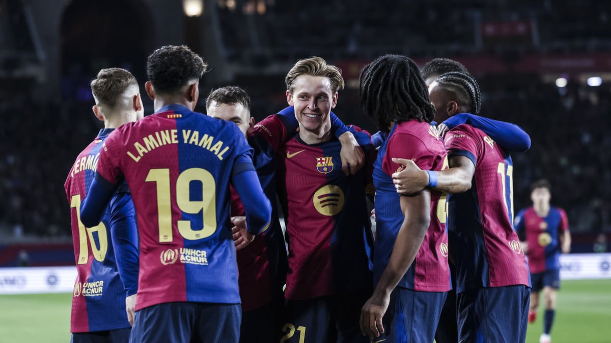 De Jong, que ahir va ser titular, és felicitat pels companys després d’anotar el gol que obria el marcador en la golejada blaugrana. - EUROPA PRESS