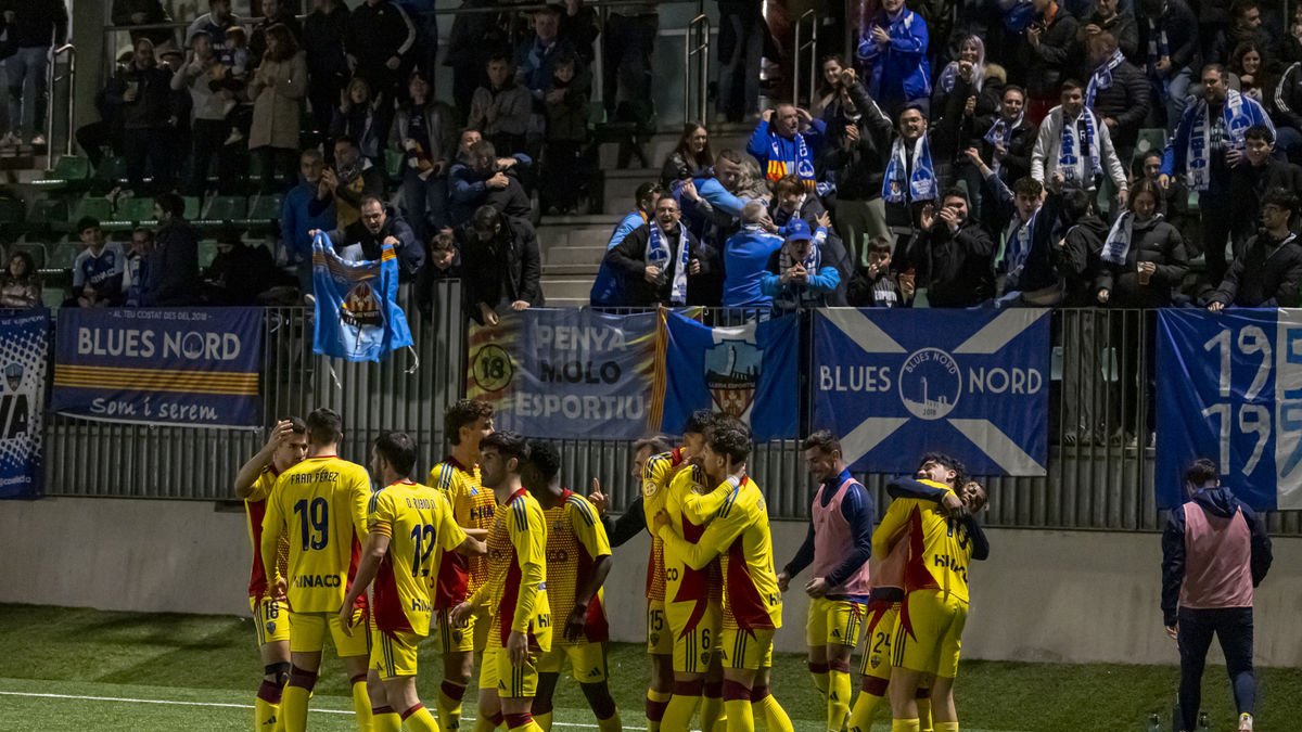 Els jugadors del Lleida celebren el 0-1 amb els aficionats blaus. - JORDI ECHEVARRIA