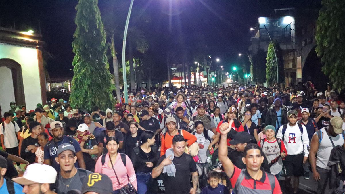 Migrants caminaven en caravana ahir a Chiapas (Mèxic) en direcció nord, cap als EUA. - EFE