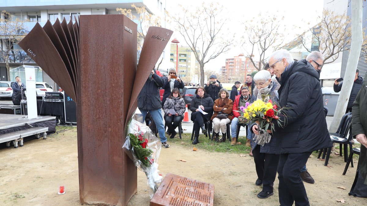 Ofrenda floral ayer en el monumento en recuerdo de las víctimas del Holocausto. - MAGDALENA ALTISENT
