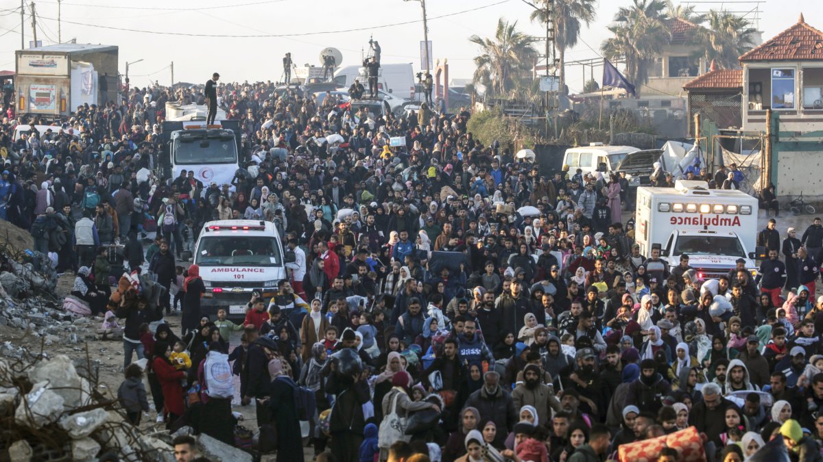 Palestins desplaçats interns caminen per la carretera Al Rashid al centre de Gaza mentre tornen del sud al nord de la Franja de Gaza.