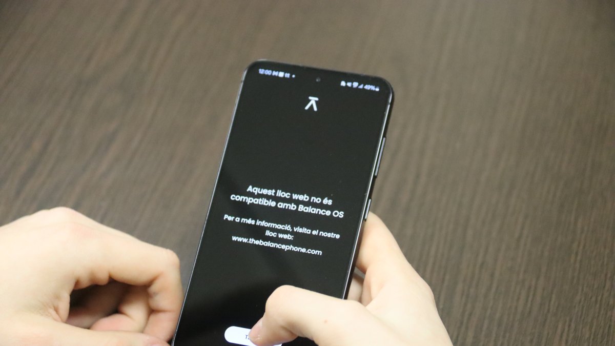 Un Balance Phone mostra el missatge de bloqueig en l'accés a Instagram.