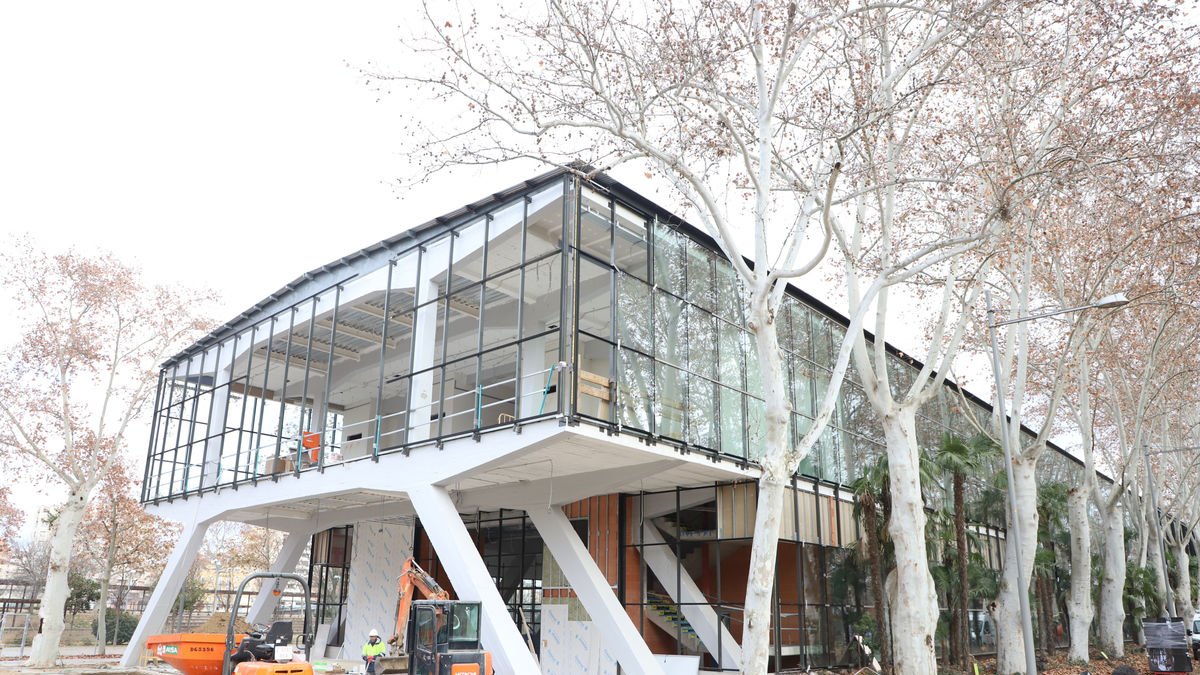 El 70% dels 1.017 vidres que recobreixen i donen nom al Palau de Vidre ja estan col·locats. - MAGDALENA ALTISENT