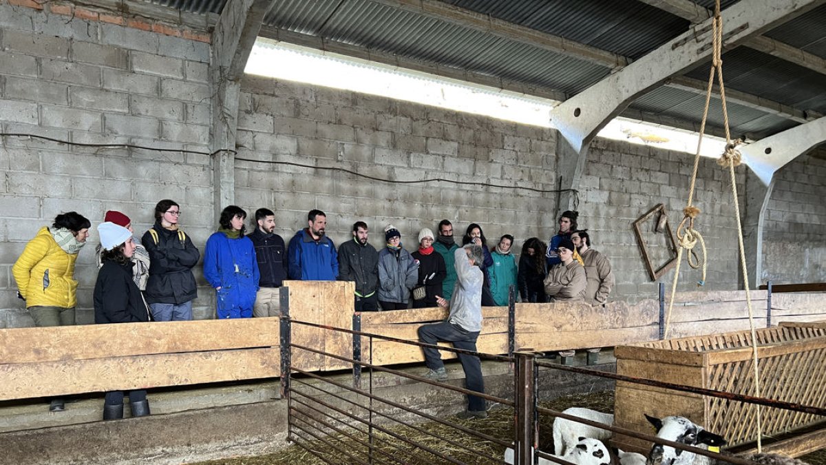 Nous alumnes de l’Escola de Pastors visitant una granja. - MARTA LLUVICH/ACN
