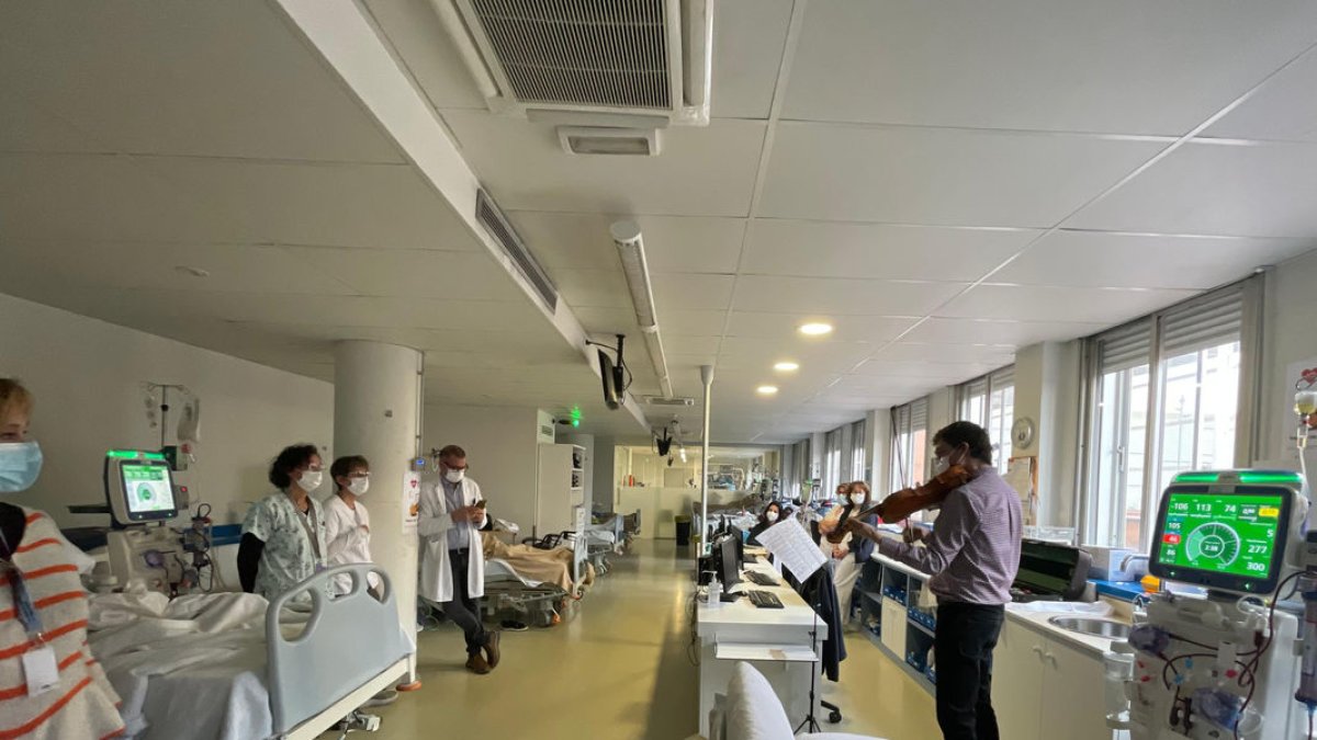 Concierto ayer del violista Jordi Roure en la unidad de Hemodiálisis del hospital Arnau de Vilanova. - ICS