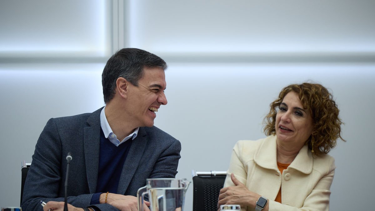 Pedro Sánchez y María Jesús Montero, ayer en un momento de la reunión de la Ejecutiva del PSOE. - JESÚS HELLÍN / EUROPA PRESS