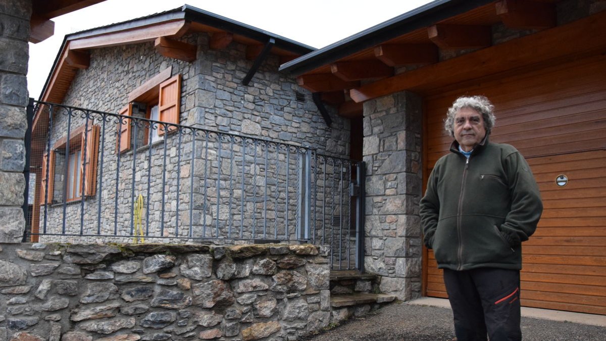 Albert Lladó abandonó ayer la casa en la que ha vivido en alquiler los últimos siete años. - C.SANS