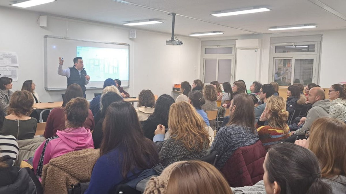La reunió ahir a la nit al centre educatiu.
