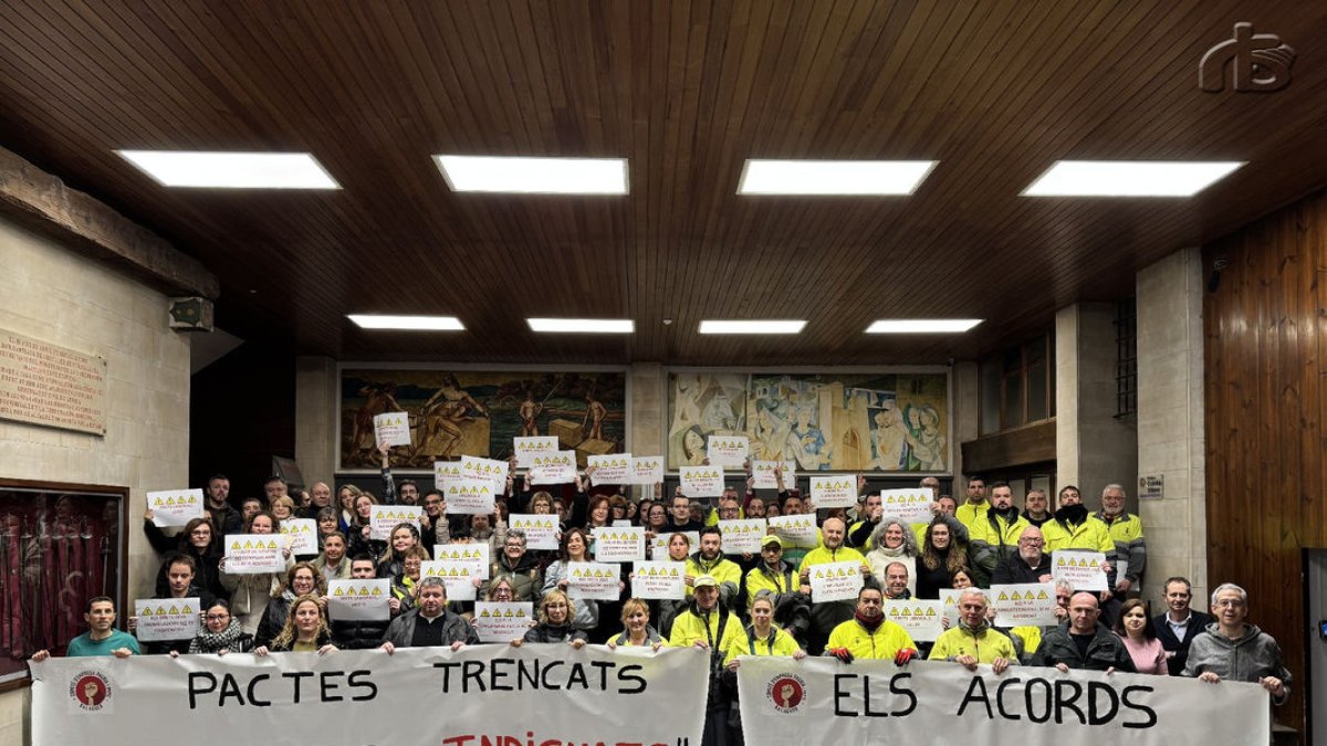 Protesta de treballadors de la Paeria ahir al vestíbul per exigir una solució en el calendari laboral. - RÀDIO BALAGUER