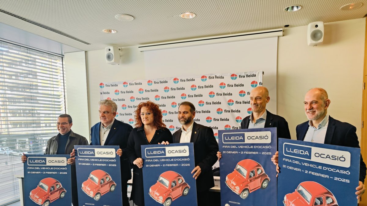 Foto de família dels participants en la presentació del certamen.