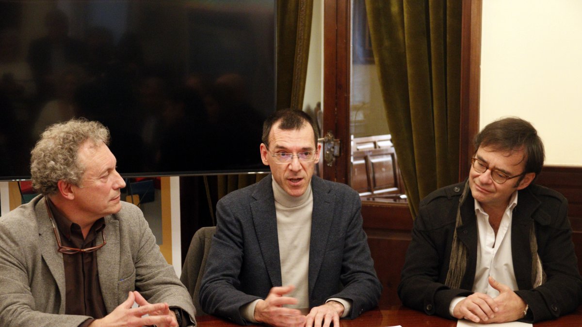 El nuevo director artístico y titular de la OJC, Xavier Pagès-Corella, en el centro, con el director emérito, Alfons Reverté, a la derecha.