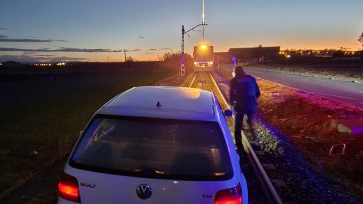 El vehicle, al mig de la via