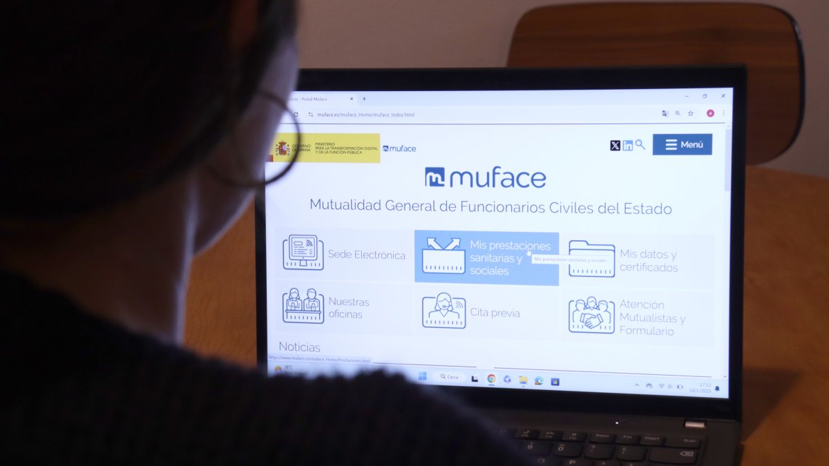 Una persona mirant la pàgina web de Muface.
