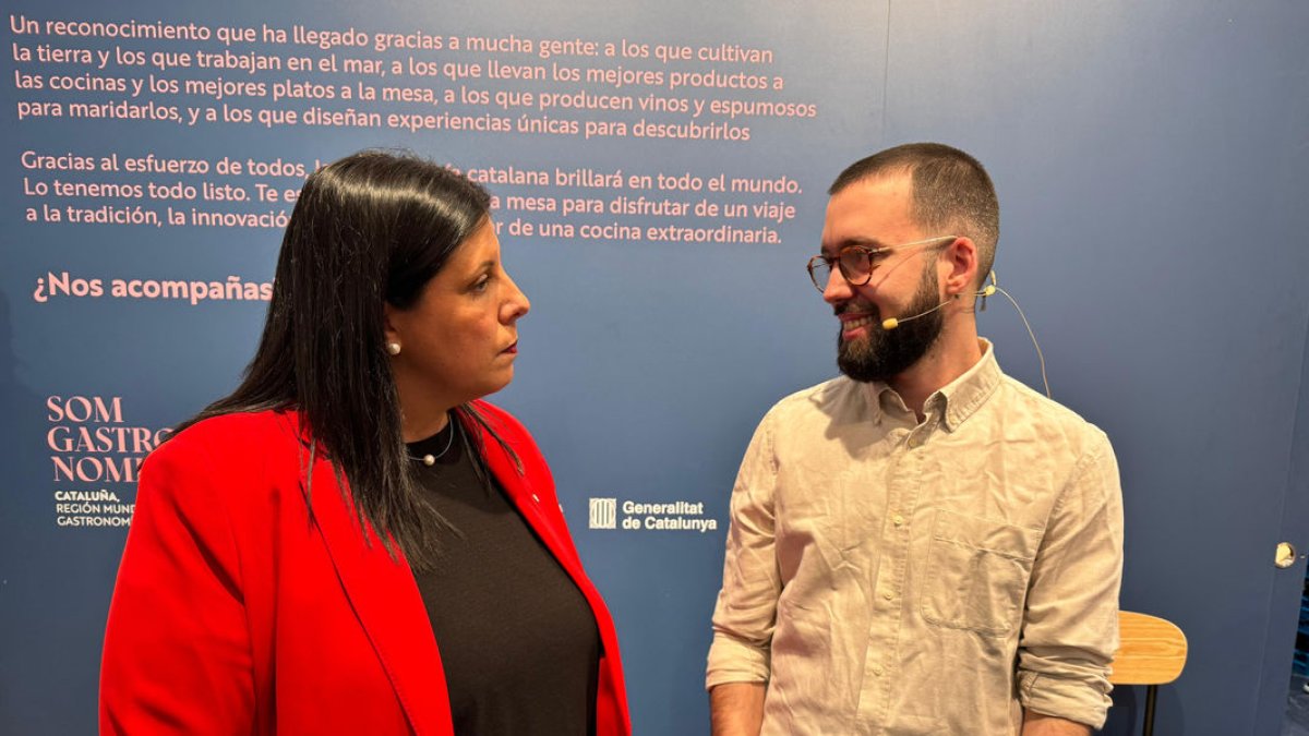 La delegada del Govern en Lleida, Núria Gil, ayer con el chef Àngel Estevé, del restaurante Sisè. - GENERALITAT