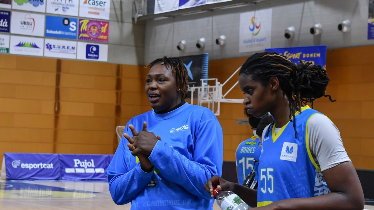 Naîgnouma Coulibaly, al costat de Murekatete, durant el partit de dissabte passat davant de l’Ardoi. - AGUSTÍ PEÑA