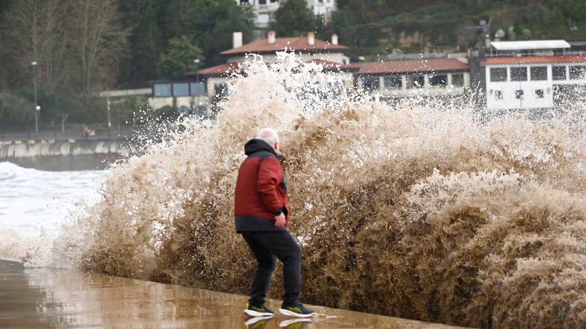 Un home contempla l’onatge a Zarautz, Guipúscoa, provocat per l’Herminia. - ARNAITZ RUBIO / EUROPA PRESS