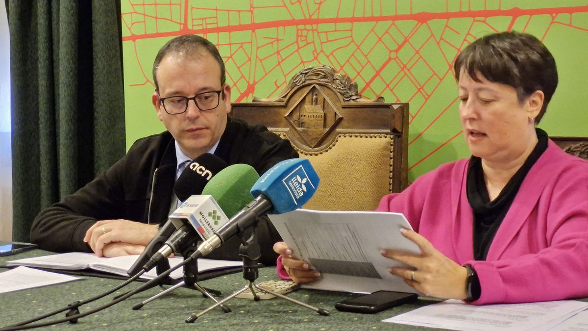 L’alcalde, Marc Solsona, i l’edil Romy Balagué, presentant ahir el pla d’igualtat. - AJUNTAMENT DE MOLLERUSSA