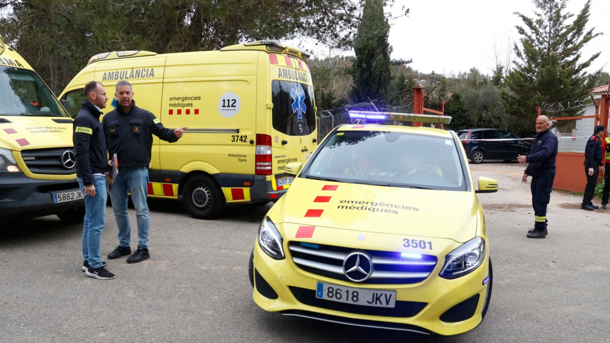 Imatge dels vehicles del SEM que treballen en el sinistre de Pirotècnia Catalana, a Vimbodí i Poblet