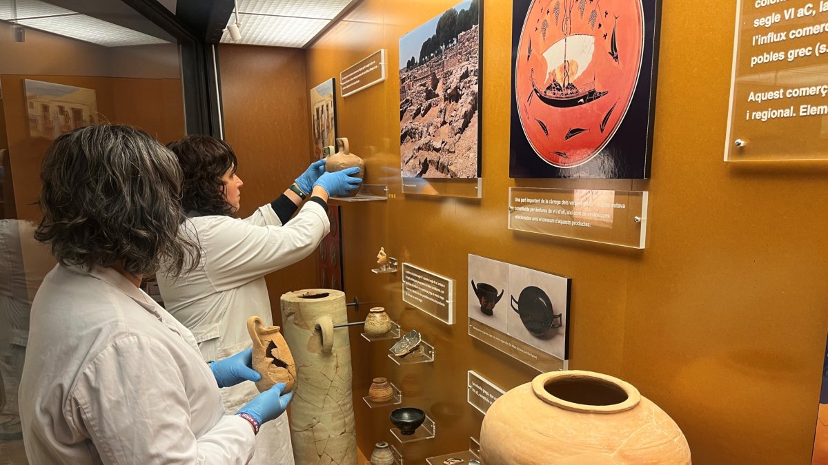 Tècniques superiors en conservació-restauració de béns culturals duent a terme tasques de manteniment i neteja a la Sala Arqueològica del Museu de l'Urgell-Tàrrega aquesta setmana.
