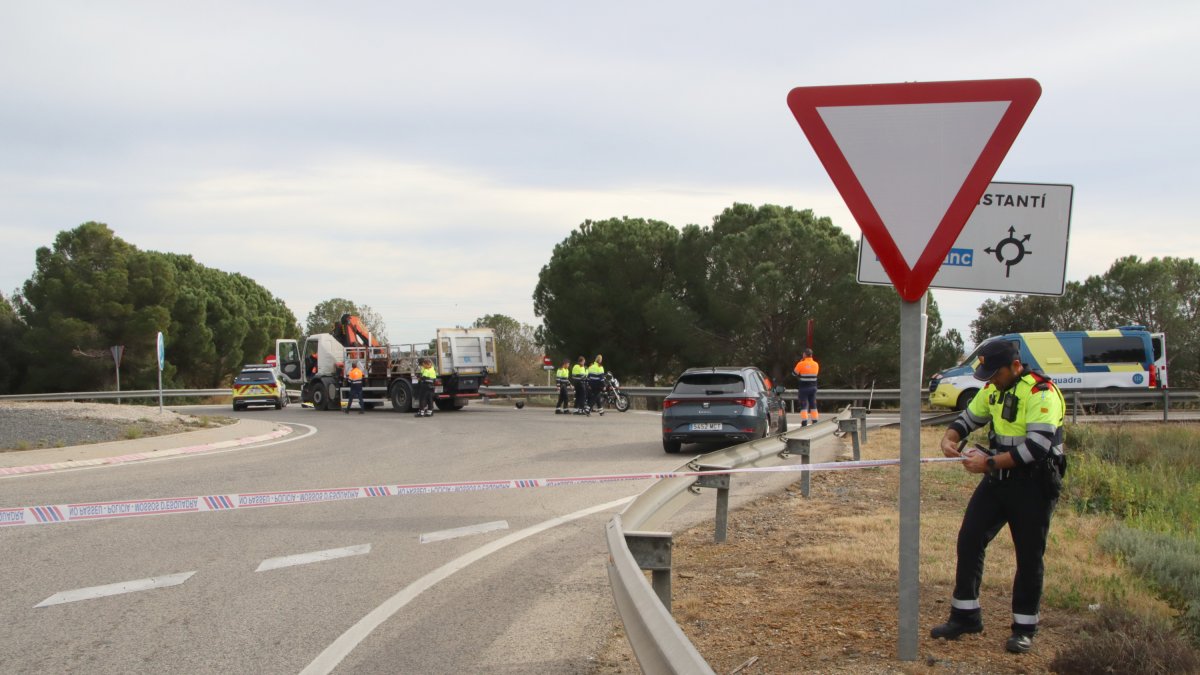 Un agent dels mossos acordona la rotonda on s'ha produït l'accident