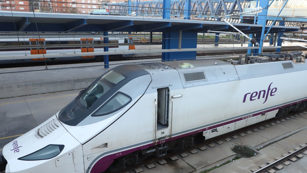 El tren donde falleció el joven de 25 años, con los restos del incendio en el techo.