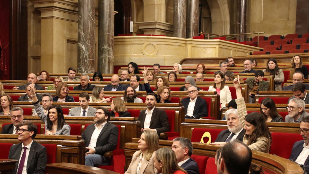 Les diputades Elena Díaz (PSC) i Mònica Sales (Junts) marquen el vot a favor al decret mentre la diputada Ester Capella (ERC) el marca en contra.