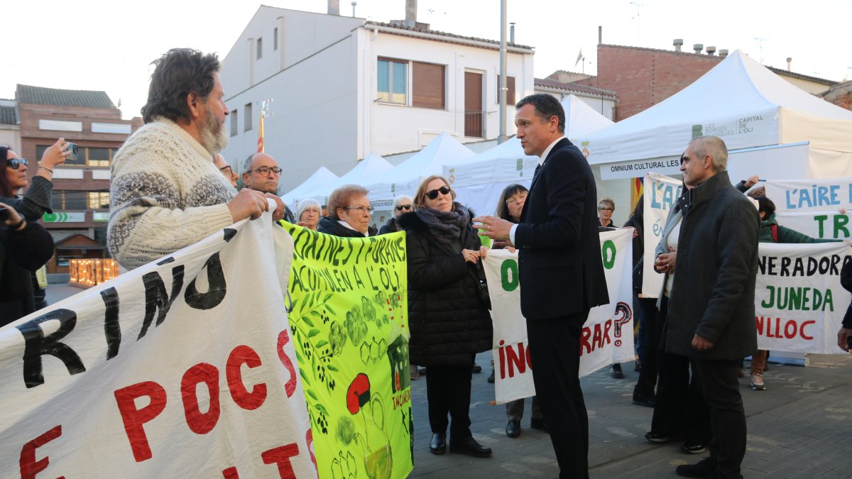 Membres de la plataforma Aturem la Incineradora parlant amb el conseller Ordeig el passat 17 de gener.