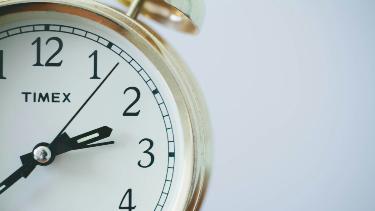 El cambio de hora se lleva a cabo para aprovechar al máximo la luz solar y reducir el consumo energético.
