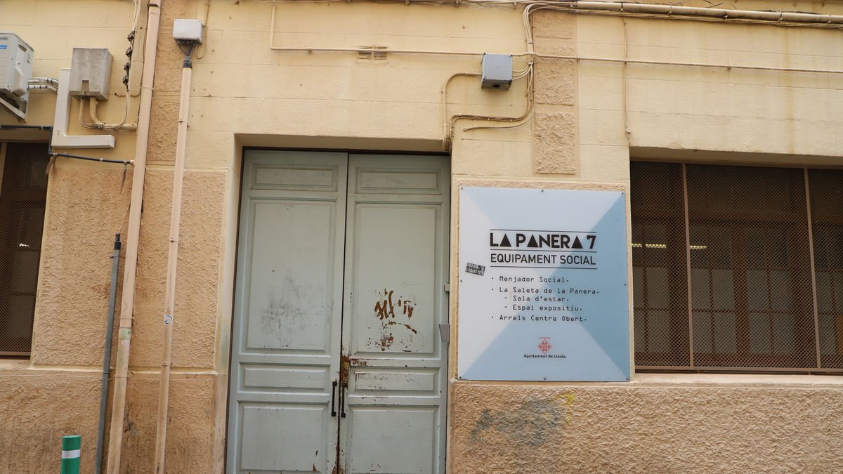 El exterior del comedor social, en la calle Panera. - MAGDALENA ALTSIENT