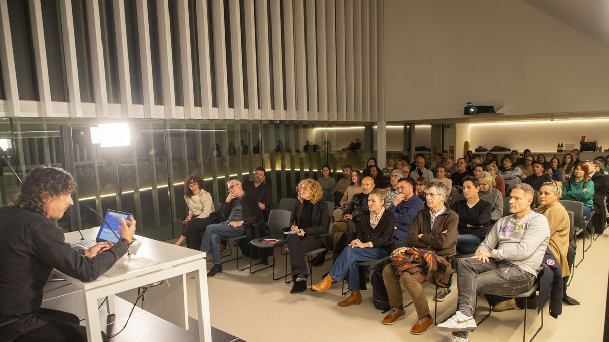 Xavi Roma va parlar del Festival MUD, ahir en la nova cita ‘Connecta:Cultura’ celebrada al Morera. - GERARD HOYAS