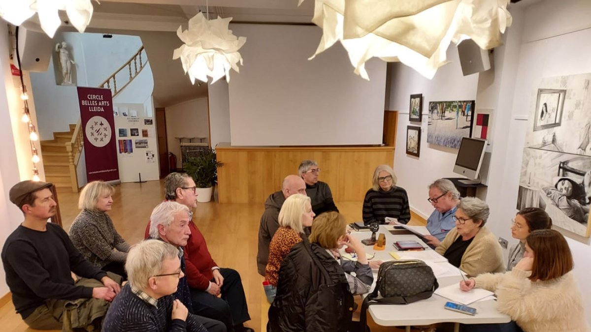 Imatge de l’última assemblea del Cercle de Belles Arts de Lleida, que es va reunir dilluns. - J.M. CURRIÀ