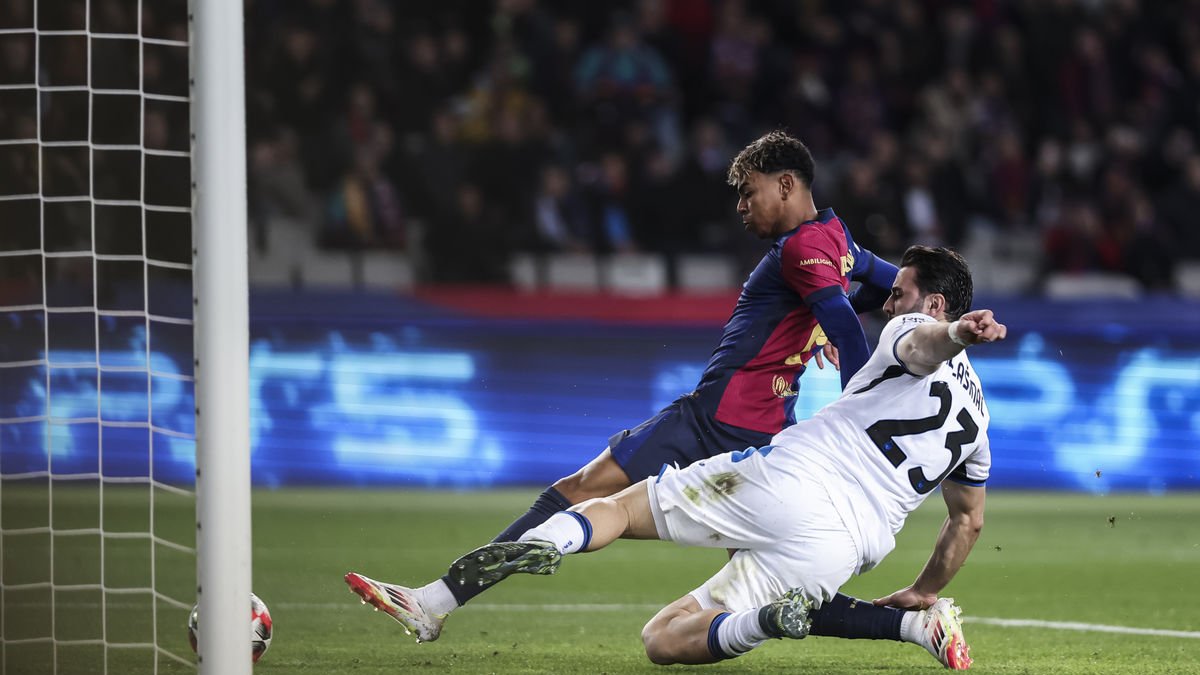 Lamine Yamal se adelanta a Kolasinac para empujar el balón a la red en el 1-0. - EFE