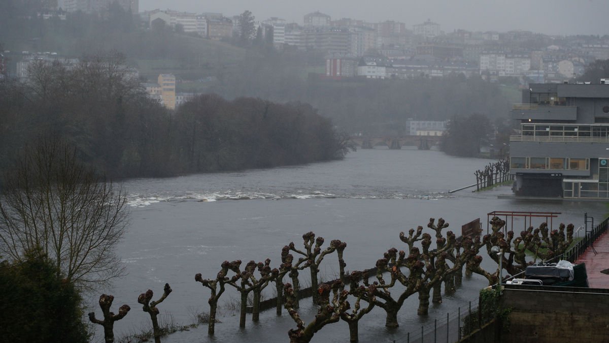 El riu Miño, al seu pas per Lugo, va inundar diverses zones. - EFE/ELISEO TRIGO
