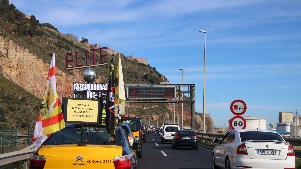 Los taxistas protestan en Barcelona contra la subida de los seguros - ACN