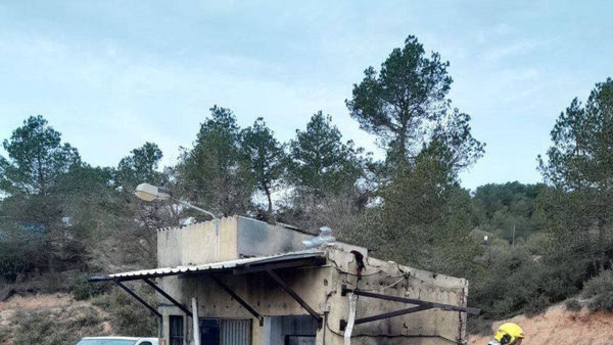 Estado en el que quedó la caseta de pirotecnia que explotó. - BOMBERS