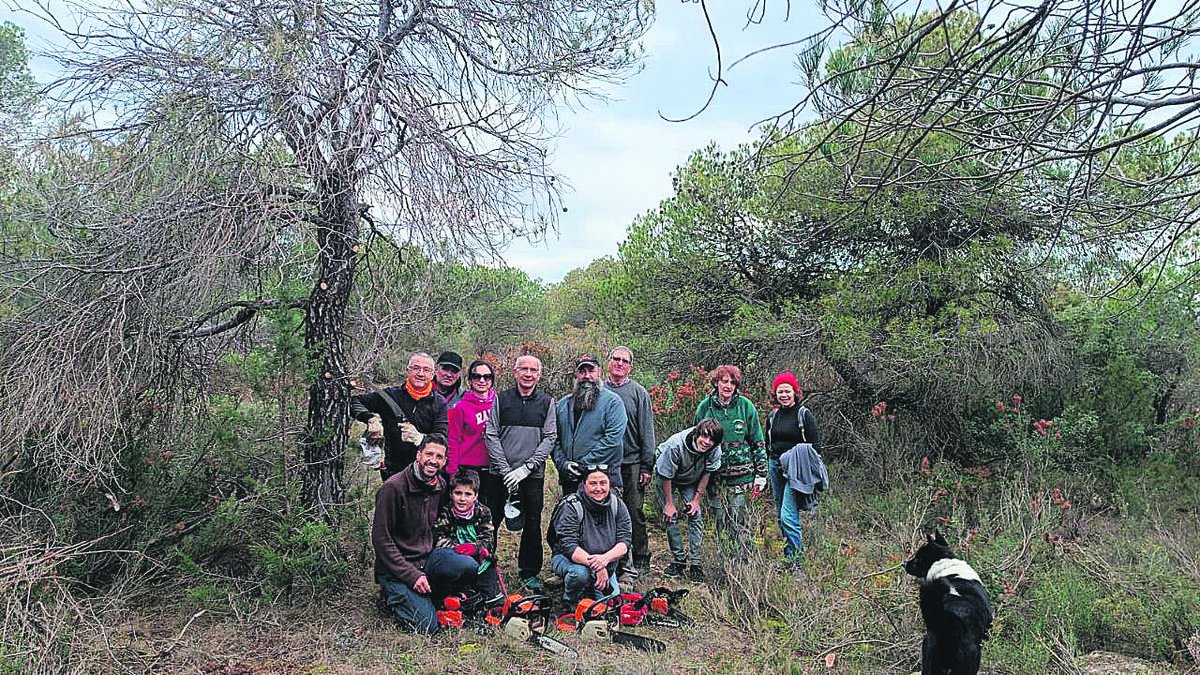 Uno de los grupos de voluntarios que participaron en los trabajos para recuperar caminos. - EQUIPS NETEGEM LA LLENA