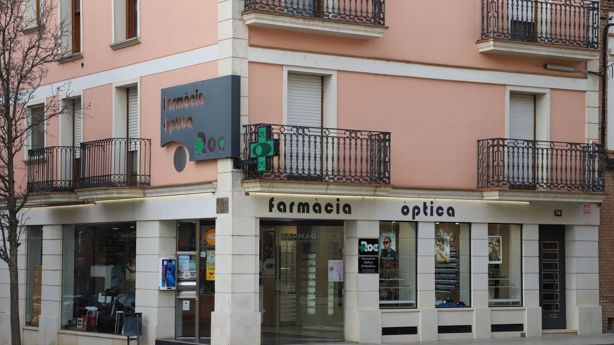 Una de les tres farmàcies que hi ha actualment a Almacelles. - MAGDALENA ALTISENT