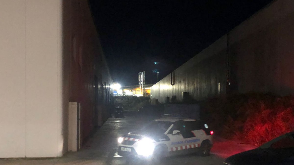 Un cotxe patrulla dels Mossos custodiant la nau dimarts. - LAIA PEDRÓS