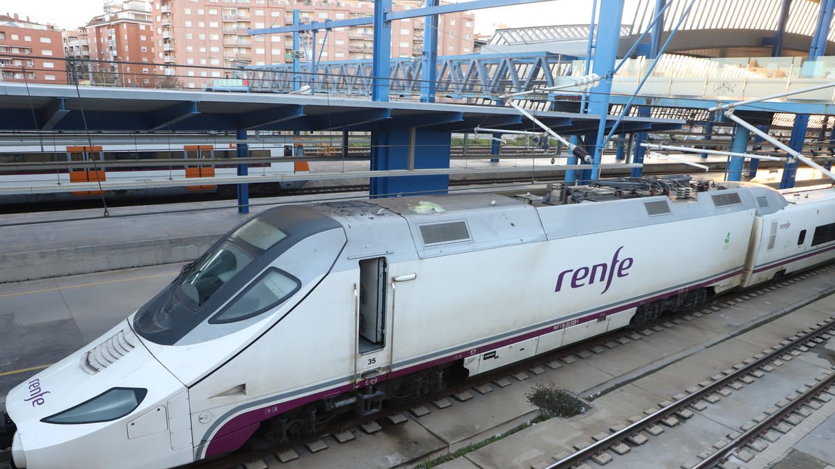 Imatge ahir del tren Alvia on va ocórrer la tragèdia i el sistema d’electrificació del qual va quedar danyat. - MAGDALENA ALTISENT